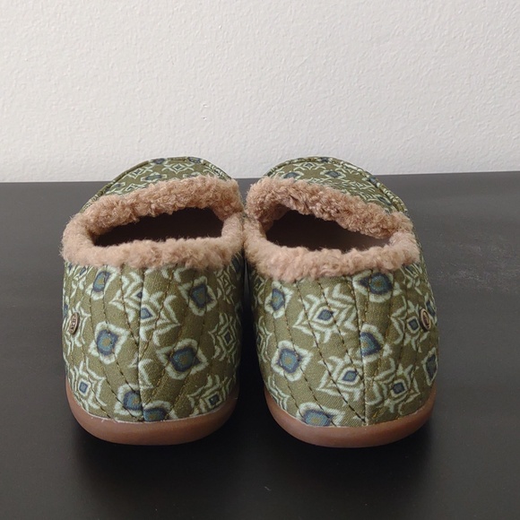 REVITALIGN Green Quilted Patterned Faux Fur Women's Slippers - Picture 4 of 4